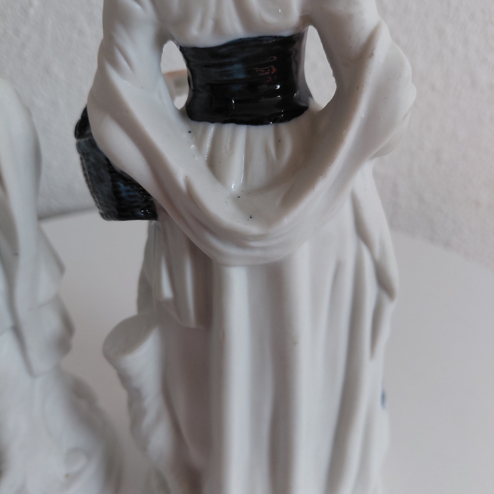 MC Courting Victorian Couple Figurines Matte Porcelain Unmarked - Picture 5 of 15